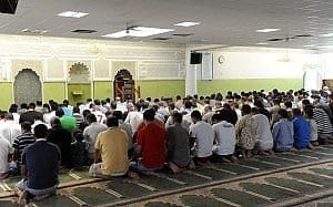 musulmani in preghiera