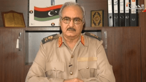 Khalifa Haftar, il comandante delle truppe libiche del Governo di Tobruk
