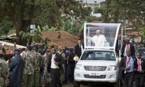 il papa a kamgemi, slum di nairobi