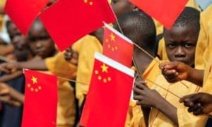 bambini africani con bandierine cinesi