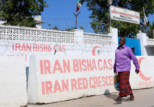 Mogadiscio, un uomo davanti alla sede della Mezzaluna rossa iraniana