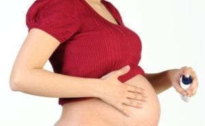 donna incinta che utilizza repellente antizanzare