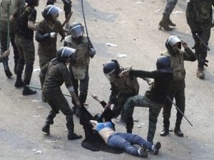 pestaggio di una donna da parte della polizia egiziana