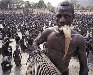 L'annuale assalto al pescosissimo lago Antogo in Mali