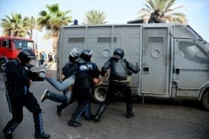 l'arresto di un dimostrante egiziano