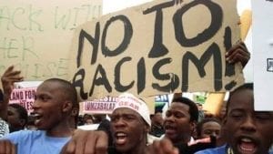 Il razzismo non ha confini. Secondo quanto riporta l’emittente britannica Bbc, la polizia indiana ha arrestato cinque persone accusate di aver aggredito immigrati africani a New Delhi. Un funzionario della polizia di Delhi ha detto che gli arresti sono seguiti ai tafferugli scoppiati giovedì sera. Alcuni indiani hanno aggredito e picchiato un gruppo di africani accusandoli di bere alcolici e di diffondere la musica ad alto volume disturbando l’intero quartiere. Gli africani si sono difesi respingendo le accuse e affermando che gli indiani li hanno aggrediti solo per puro razzismo. A seguito di questi incidenti, alcuni studenti africani hanno organizzato una manifestazione anti razzista per la prossima settimana. Dopo gli incidenti il ministro degli Esteri indiano Sushma Swaraj ha incontrato i vertici della polizia chiedendo loro la massima severità contro atti di questo genere e ha chiesto, via Twitter, di poter incontrare i ragazzi africani che sono stati aggrediti. L’aggressione non è che la punta di un iceberg che vede assaliti i giovani studenti africani che arrivano in India per studiare. A febbraio, uno studente della Tanzania è stato aggredito e parzialmente spogliato da una folla nella città meridionale di Bangalore. All’inizio di maggio, un congolese è stato picchiato a morte in seguito a una disputa per un posto su taxi risciò (due uomini sono stati arrestati con l’accusa di omicidio). Questo caso ha portato a forti tensioni tra la diplomazia indiana e gli ambasciatori di molti Paesi africani. Questi ultimi si sono rifiutati di partecipare alle celebrazioni della Giornata per l’Africa in segno di protesta per l’assassinio del congolese. I diplomatici hanno dichiarato che i cittadini africani a Delhi vivono in un «clima pervaso di paura e insicurezza». 