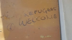 Scritta su un muro in un campo profughi di Chios in Grecia