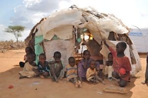 Il numero di rifugiati ha toccato il massimo storico. A sostenerlo è l'Acnur, l'agenzia della nazioni unite per i rifugiati. Secondo l'organizzazione internazionale, alla fine del 2015, erano 63,5 milioni le persone fuggite da casa per trovare rifugio da guerre, violenze e catastrofi naturali.