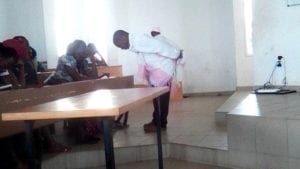 il professor Kahi con il piccolo sulle spalle