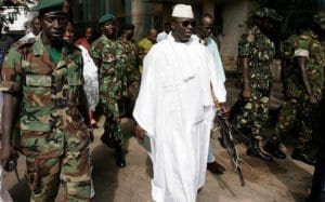 Jammeh passa in rassegna le truppe