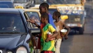 Il Senegal ha deciso di dare un giro di vite contro lo sfruttamento dei bambini mendicanti. Le autorità hanno ordinato di togliere migliaia di ragazzi dalle strade delle principali città e di sanzionare chi li sfrutta per lucrare sulle elemosine. La disposizione è arrivata direttamente dal Presidente Macky Sall nel corso del discorso che ha tenuto in televisione dopo le preghiere di Eid el Fitr che terminano il mese sacro del Ramadan. «Ho dato istruzioni molto forti per fermare questo sfruttamento insopportabile dei bambini abbandonati in strada – ha detto Sall -. Non è perché sono poveri o svantaggiati che li dobbiamo lasciare per la strada a mendicare». Il fenomeno è assai diffuso nel Paese. Secondo stime (probabilmente per difetto) delle organizzazioni internazionali, sono almeno 30mila i bambini costretti all’accattonaggio solo nella capitale Dakar. Questa pratica ha un fondamento religioso. Un tempo i capi religiosi, per formare i loro discepoli (talibes) all’umiltà, insegnavano loro a vivere per certi periodi raccogliendo l’elemosina (daara). Era, in sostanza, un passaggio della formazione dei ragazzi. Da anni, però, si è assistito a una degenerazione del fenomeno. I bambinic vengono affidati a guaritori tradizionali o capi di scuole coraniche. Questi li costringono a mendicare ogni giorno e a tornare con una quota di denaro prefissata. Se il ragazzo non riesce a raccogliere la somma, viene picchiato. I giovani vengono anche trascurati e si aggirano per le città con vestiti laceri e scalzi. «Tutti – ha detto Sall - devono mobilitarsi contro l’accattonaggio infantile. Non è una questione religiosa, perché la vera daara non impone ai talibés di mendicare giorno e notte per le strade. Quanto avviene non ha nulla a che fare con l'Islam». Per contenere il fenomeno, nel 2005 è stata approvata una legge che non solo vieta l’accattonaggio, ma prevede pene tra tra i due e i cinque anni di carcere o multe salate per chi li sfrutta. La legge però non viene applicata. E sulla mancata applicazione gravano probabilmente le pressioni di alcuni leader religiosi influenti del paese. Ora però Sall ha deciso di fare sul serio e di prendere di petto il problema: «Coloro che continuano a indulgere nella pratica si troveranno ad affrontare la legge. Dobbiamo lavorare tutti insieme per sradicare lo sfruttamento dei bambini».