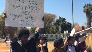 sudafrica studenti protestano per il divieto di portare acconciature afro