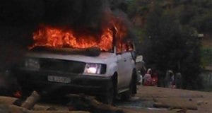un auto incendiata a gondar