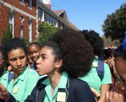 sudafrica studenti protestano per il divieto di portare acconciature afro