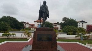 La statua di Gandhi nel campus universitario di Accra