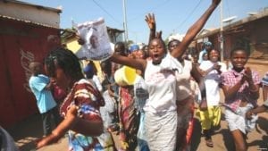 Gambiani in festa per la vittoria di Adama Barrow