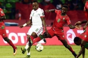 I centrocampista burkinabè Abdou Razack Traore in un contrasto nella partita contro la Guinea Bissau