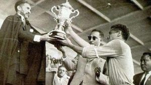 Luciano Vassallo riceve il trofeo di miglior giocatore della Coppa d'Africa 1962 da Hailé Selassié