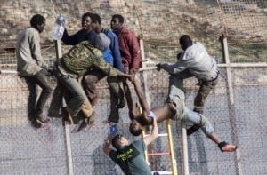 Migranti tentano di scavalcare la barriera a Ceuta