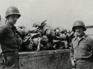 Buchenwald, soldati americani di fronte ai resti dei detenuti morti nel lager