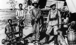 Namibia, inizi Novecento, un soldato tedesco con alcuni prigionieri herero