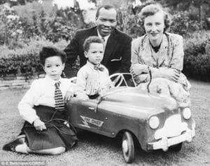 Seretse e Ruth insieme ai due figli