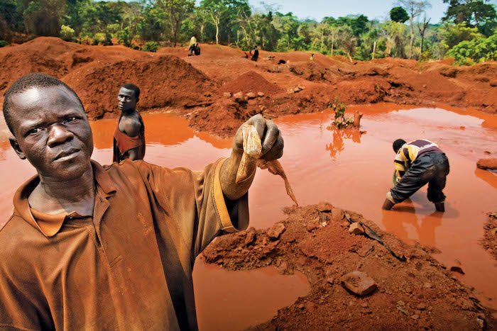 Rd Congo - L’uomo che scopre i minerali insanguinati