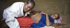 Medico visita mamma africana