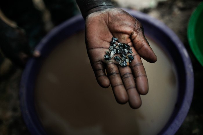 Rd Congo - L’uomo che scopre i minerali insanguinati