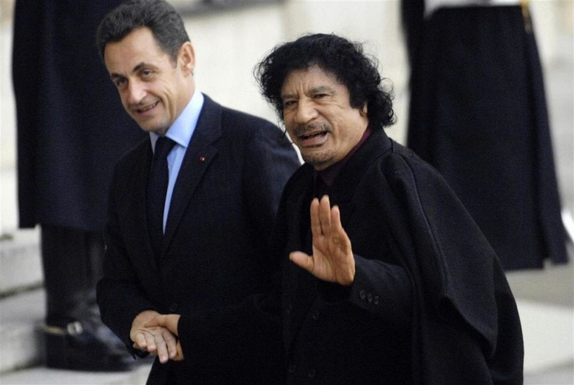 il presidente francese Nicolas Sarkozy - il presidente francese Nicolas Sarkozy stringe la mano a Muammar al Gheddafi, leader capo di Stato libico