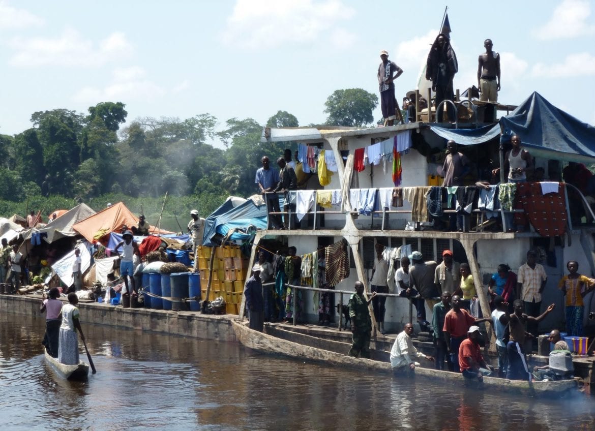 traghetto sul fiume congo