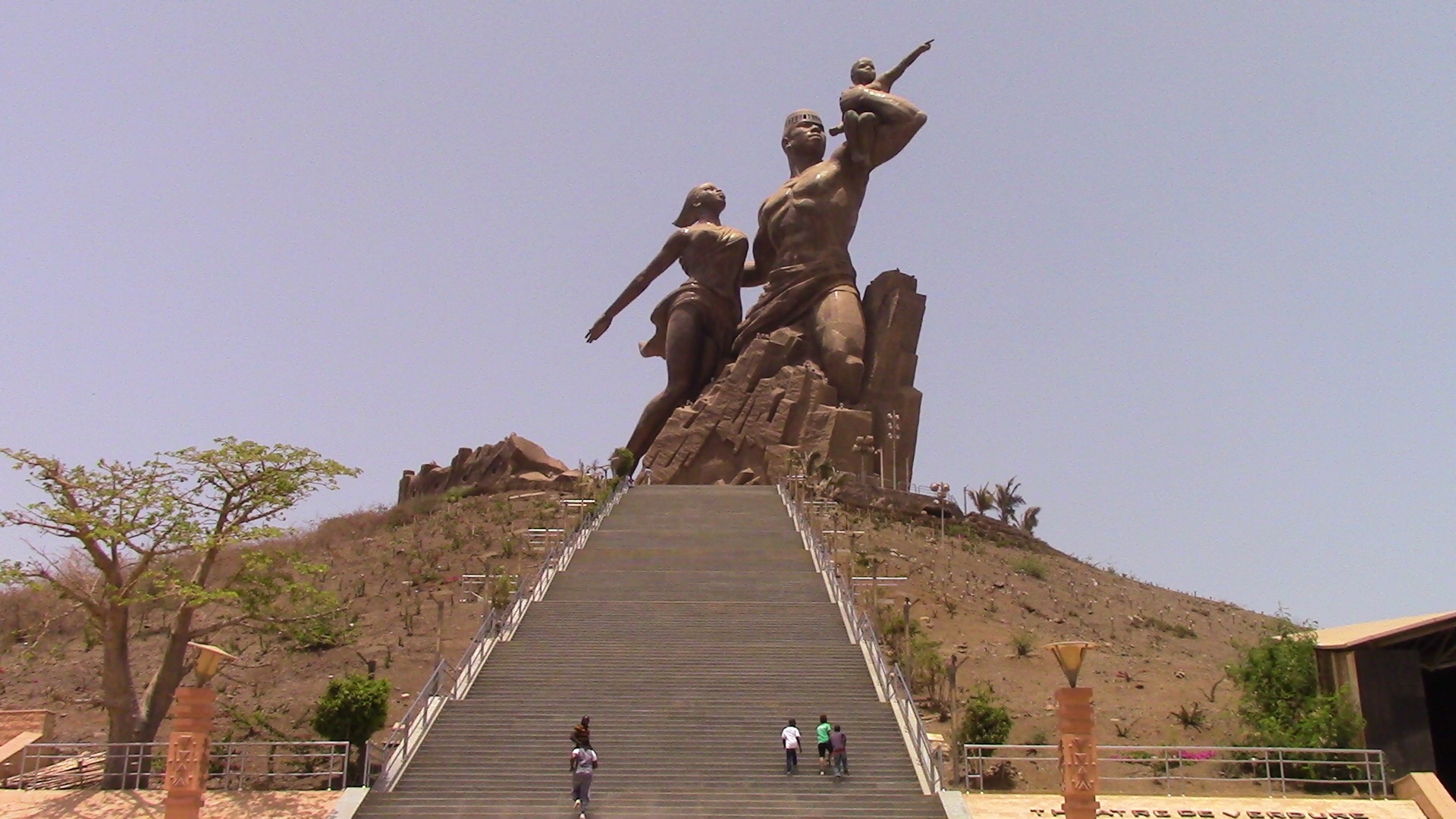 Африканская столица дакар. Монумент африканского Возрождения Дакар. Монумент африканского Возрождения Сенегал. Монумент «Возрождение Африки» в Сенегале. Возрождение Африки Дакар, Сенегал.