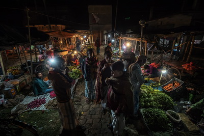 Kashipur village, West Bengala. India.
Monday and Thursday are market days.
An old diesel generator provides electricity to nearly 200 lights. 20 euro cents per bulb per day. All lights are gently flickering to the unique rythm of the generator.
20 euro pe