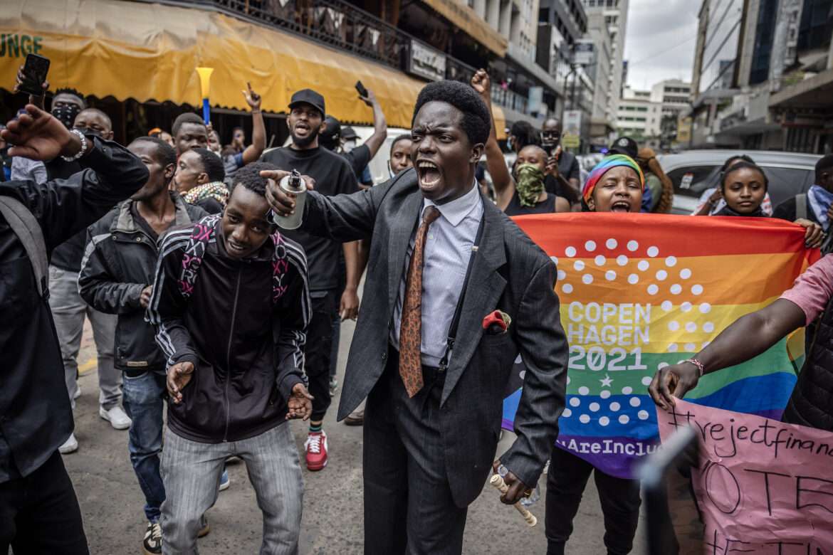 Manifestanti durante le proteste in Kenya