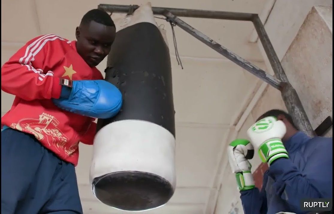 “Sogno Parigi”: il pugile keniano sulla sedia a rotelle