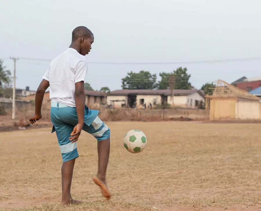 Nuovi campi da calcio e formazione per i giovani in Centrafrica, il progetto di Touadera