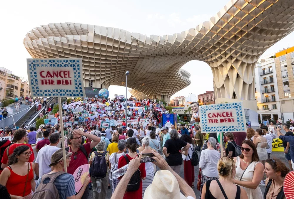 Società civile emarginata al Forum di Siviglia: “Nessuna risposta strutturale alla crisi”