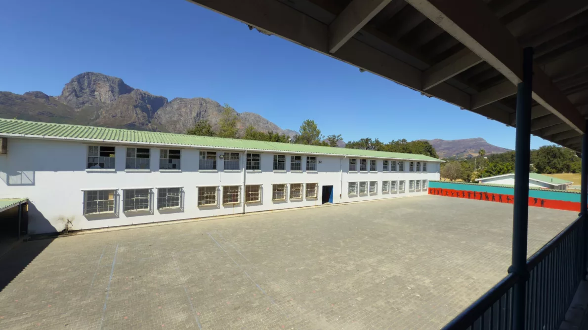 Due scuole, un solo cancello: una storia dal Sudafrica diviso