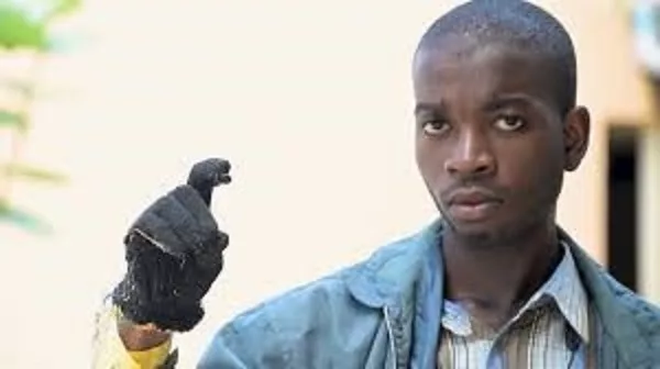 Nigeria, studente inventa un guanto che parla