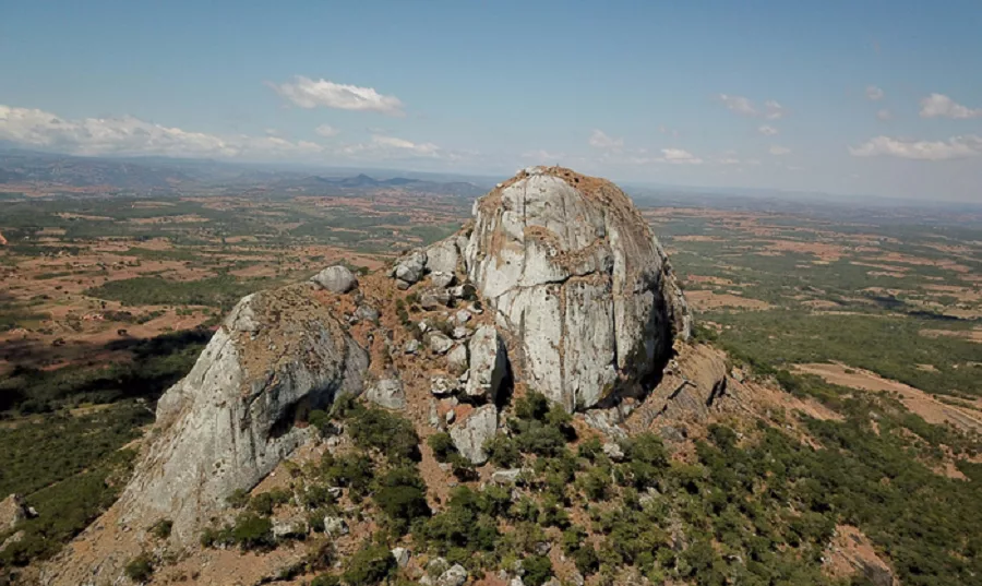Monte Hora è un’imponente montagna di granito e gneiss situata nel distretto di Mzimba, nel Malawi settentrionale