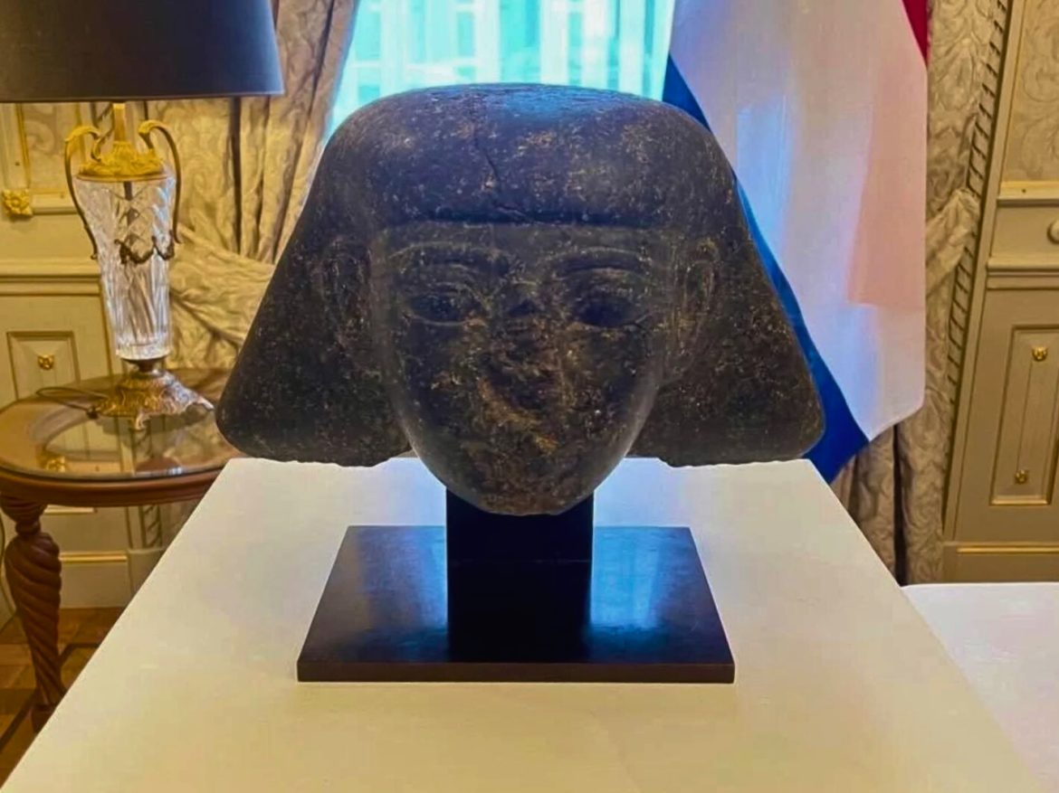 Testa di statua egiziana