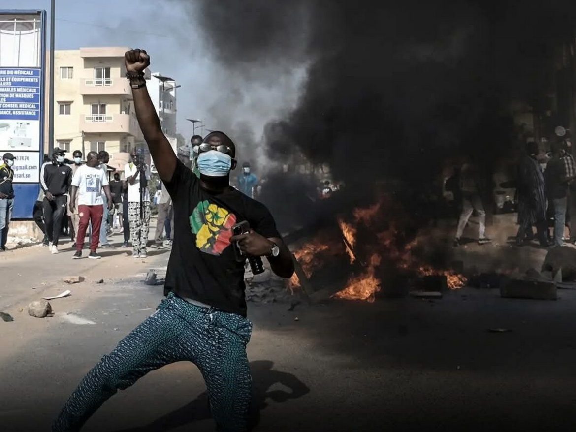 Un manifestante senegalese