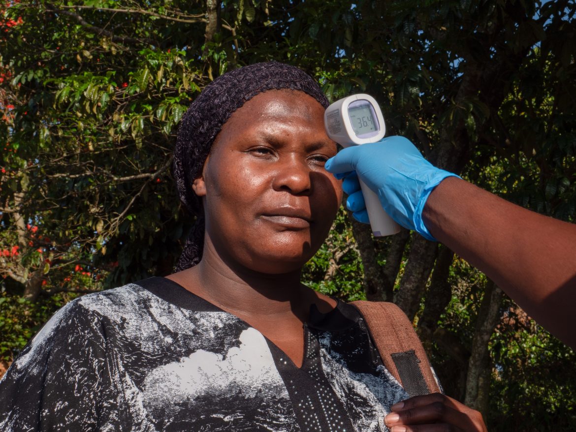 Rilevamento febbre. Foto di Haruna Musa per MSF