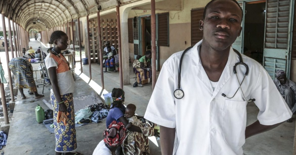 Burkina Faso : l’accès aux soins de santé de plus en plus fragilisé Barsalogho, centre médical. Un médecin, dont l'équipe consulte plus de 150 enfants par jour pour des cas de paludisme et de malnutrition. 04/09/2019 Copyright : CICR