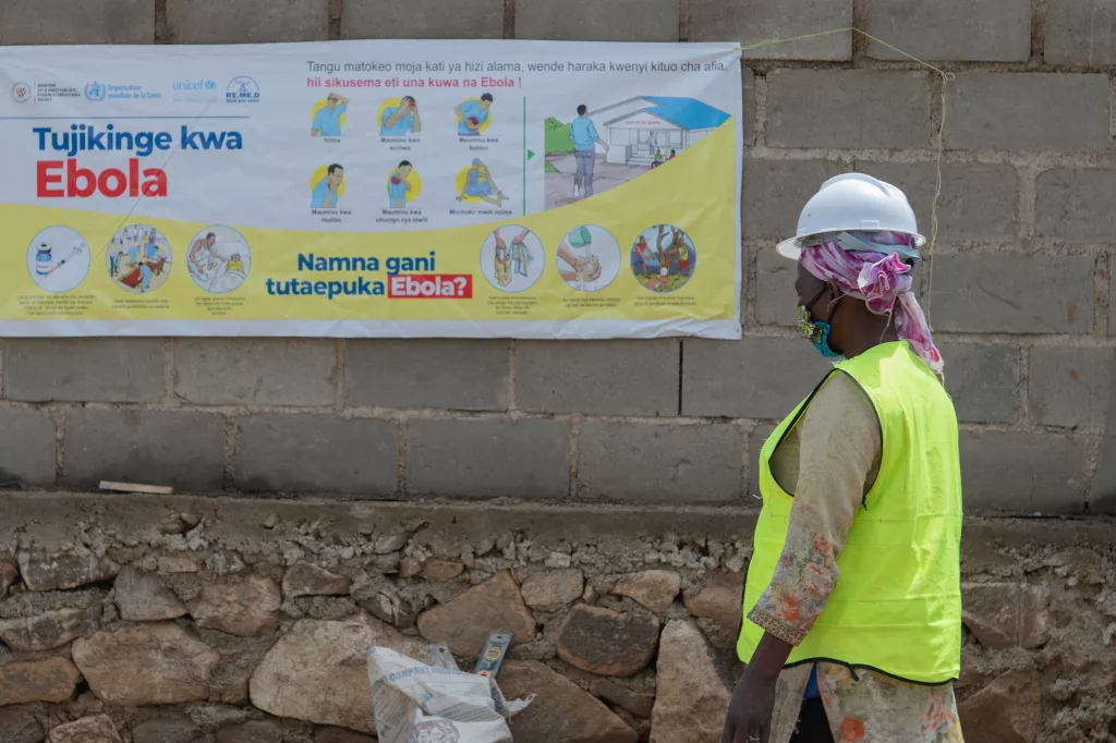 Un ragazzino passa davanti a un manifesto di sensibilizzazione sull'Ebola all'Ospedale Generale di Bunia. Bunia, Repubblica Democratica del Congo, 21 maggio 2026 Foto di Moses Sawasawa