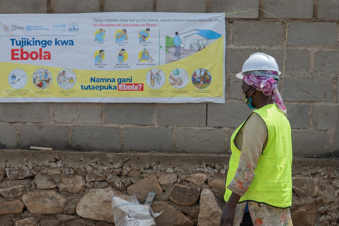 Un ragazzino passa davanti a un manifesto di sensibilizzazione sull'Ebola all'Ospedale Generale di Bunia. Bunia, Repubblica Democratica del Congo, 21 maggio 2026 Foto di Moses Sawasawa