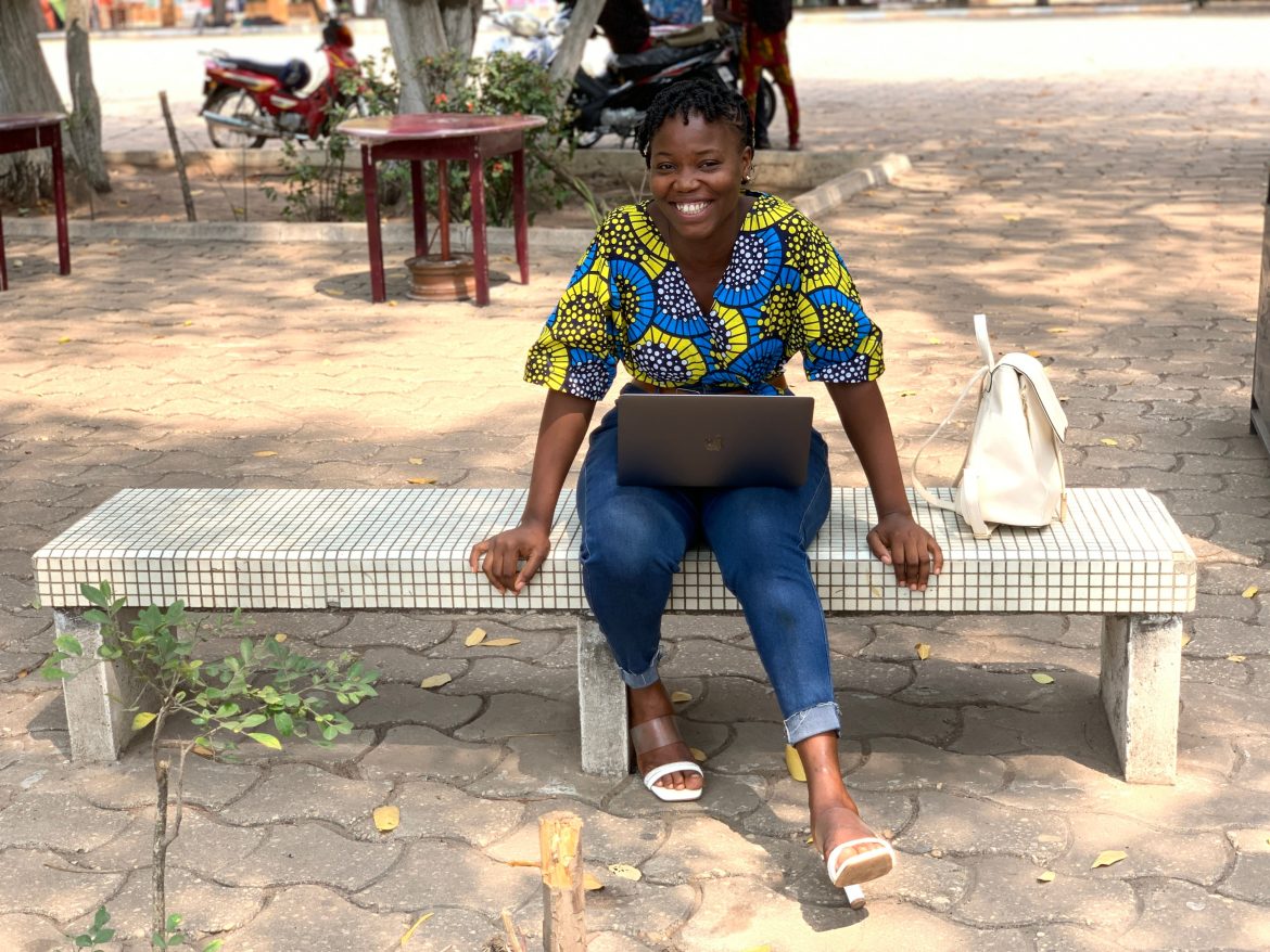 Una studentessa a Cotonou, Benin