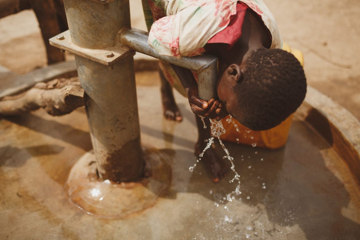 Un bambino beve acqua
