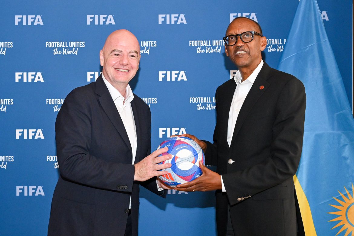Gianni Infantino insieme a Paul Kagame