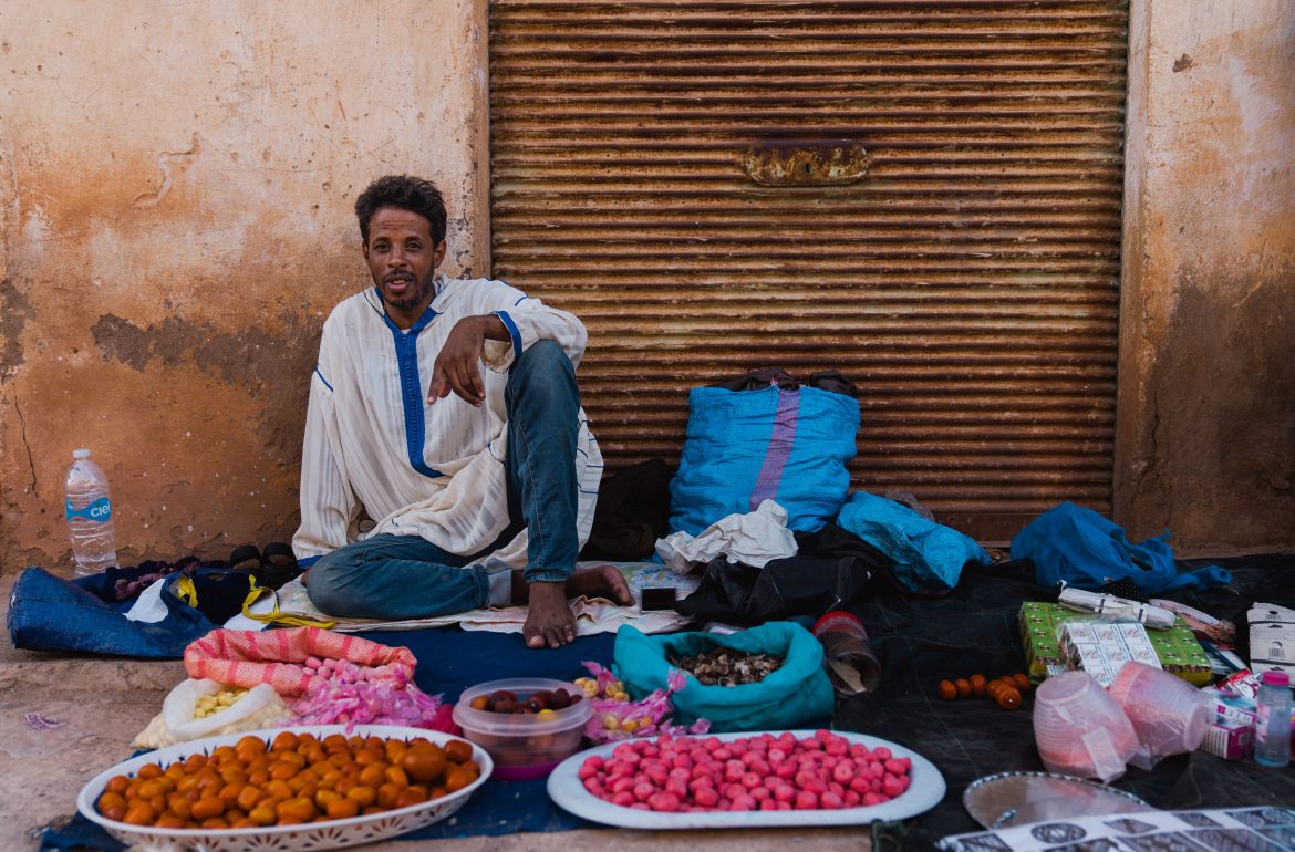 Un venditore ambulante marocchino